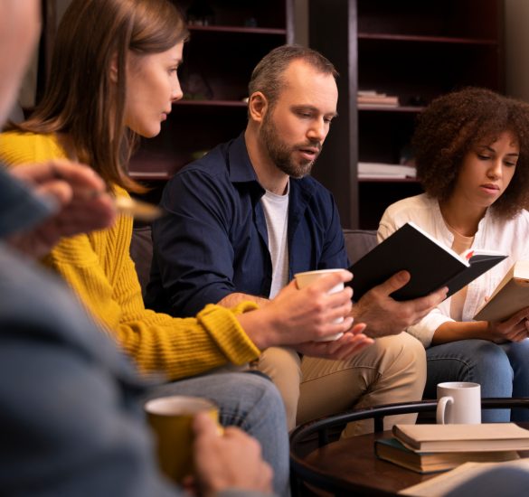 personnes-lisant-ensemble-vue-laterale